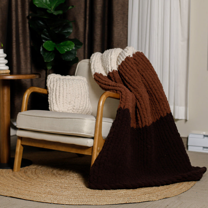 Couverture “Ombré Tricolore” – Tricotée à la main sans aiguilles