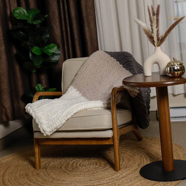 Couverture “Ombré Tricolore” – Tricotée à la main sans aiguilles